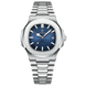 Montre en acier inoxydable de couleur argentée avec un cadran à rayures horizontales bleu foncé et un guichet de date.