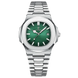 Montre-bracelet en acier inoxydable de couleur argentée avec un cadran à rayures horizontales vertes et un guichet de date.