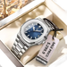 Montre de couleur argentée avec cadran bleu et affichage de la date.