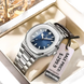 Montre de couleur argentée avec cadran bleu et affichage de la date.
